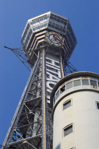 通天閣、斜めから。