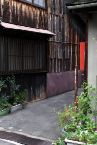 路地へ